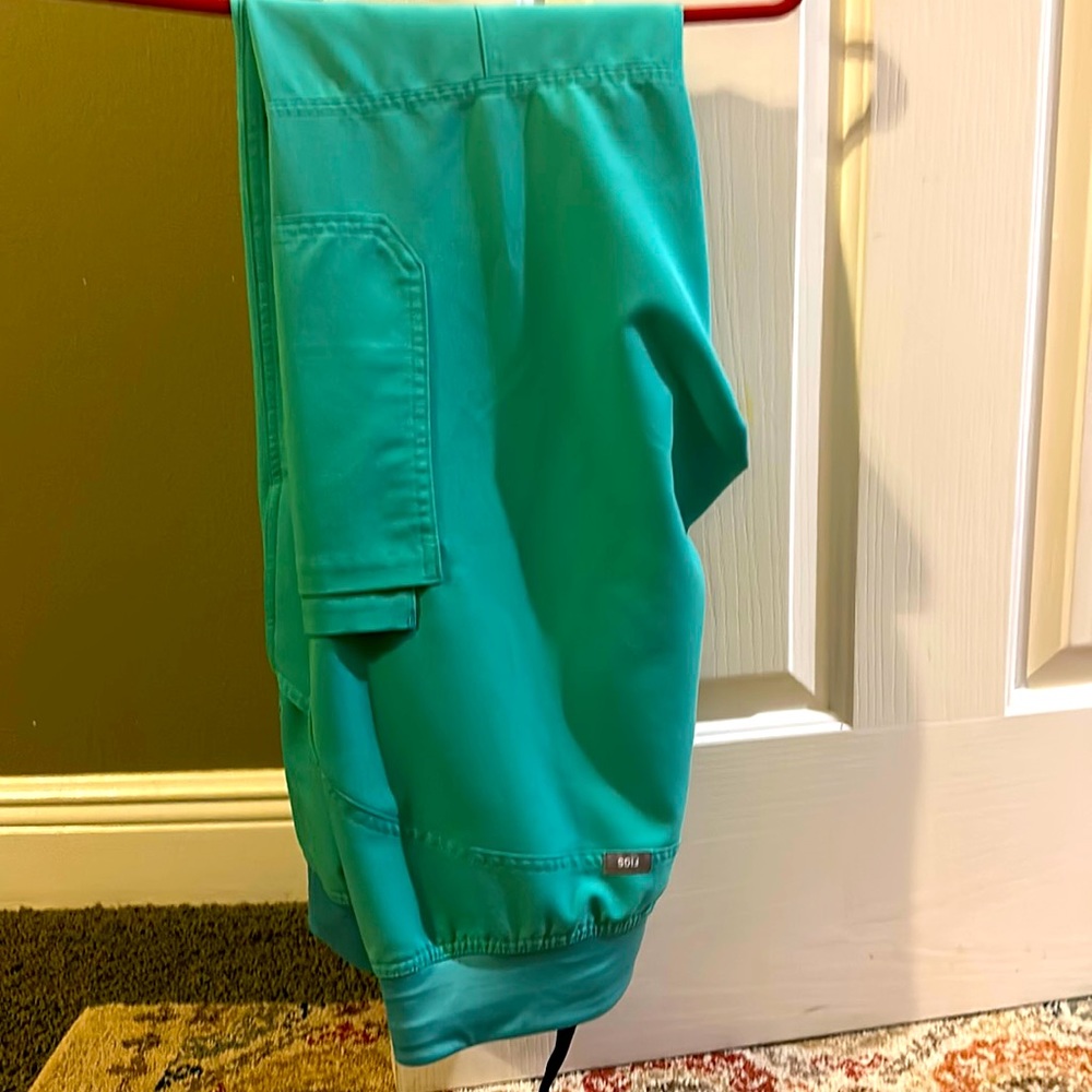 FIGS kade scrub pants.